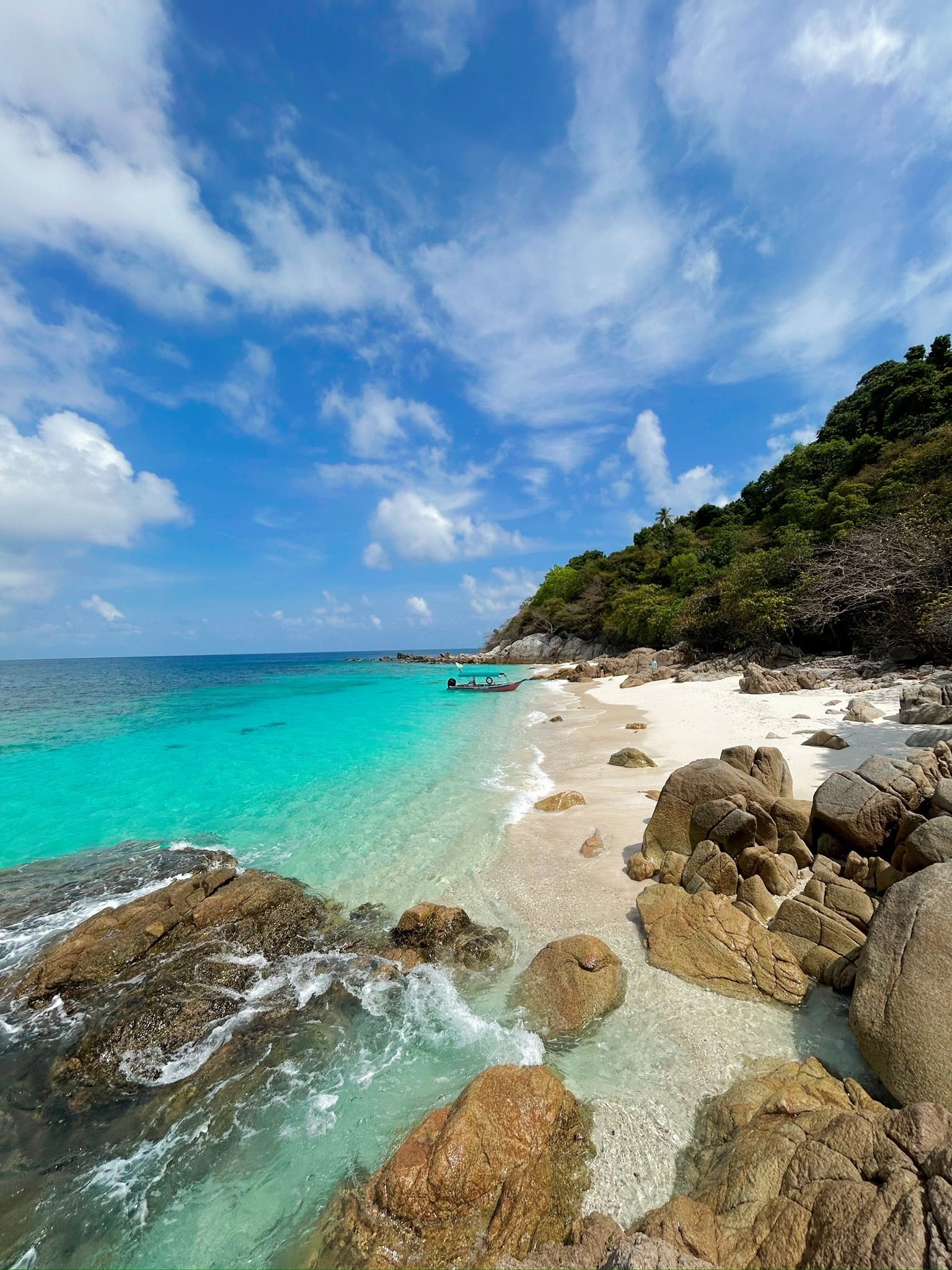 Plage de sable et rochers de granit